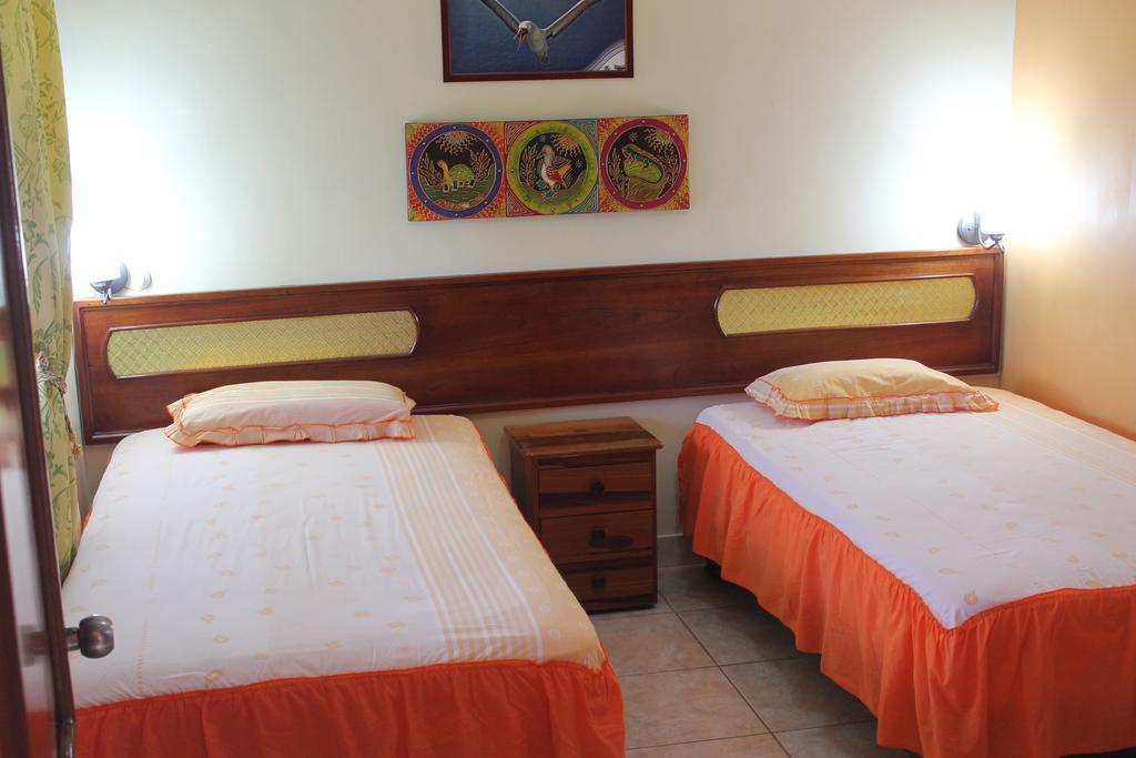 Dolphin House Hotel Puerto Baquerizo Moreno Bagian luar foto