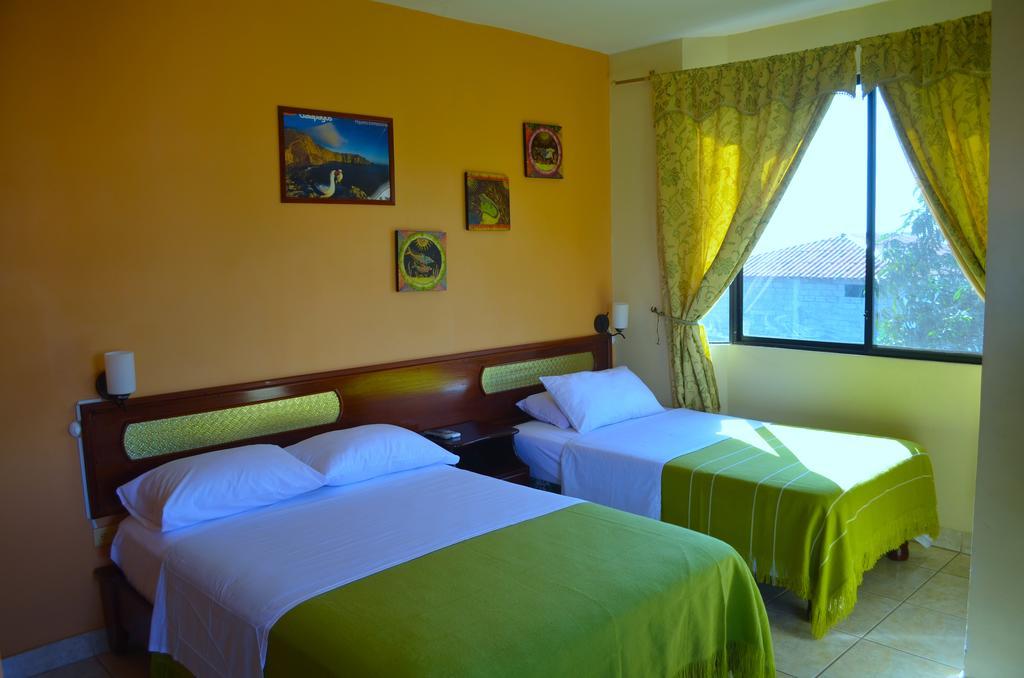 Dolphin House Hotel Puerto Baquerizo Moreno Bagian luar foto