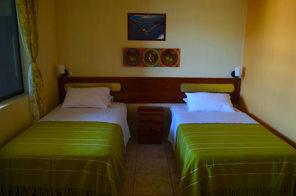 Dolphin House Hotel Puerto Baquerizo Moreno Bagian luar foto